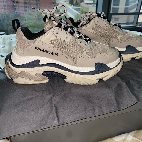 100% Authentic Balenciaga Triple S Sneaker - Picture 2 of 8
